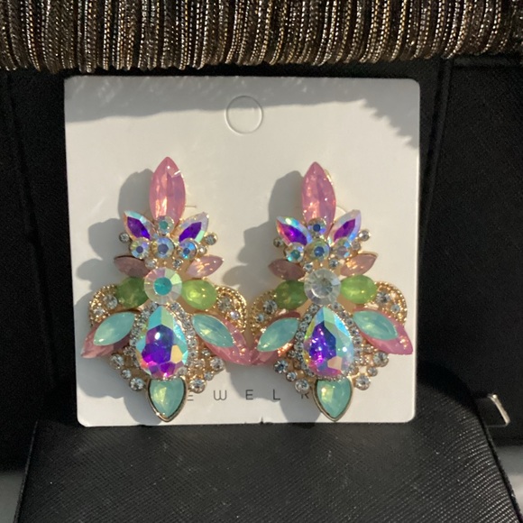 -🌸Iridescent Light Pastel Colored GoldTone Crystal Drop Post back Earrings - Picture 3 of 16